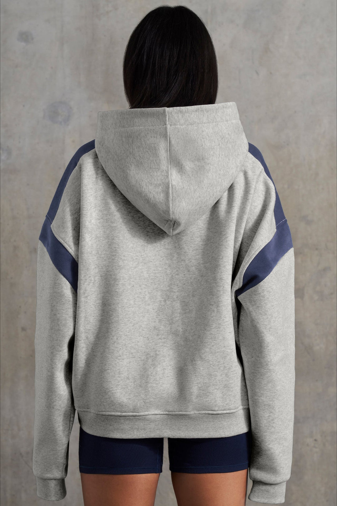 Übergroßer Hoodie mit kontrastierenden Einsätzen