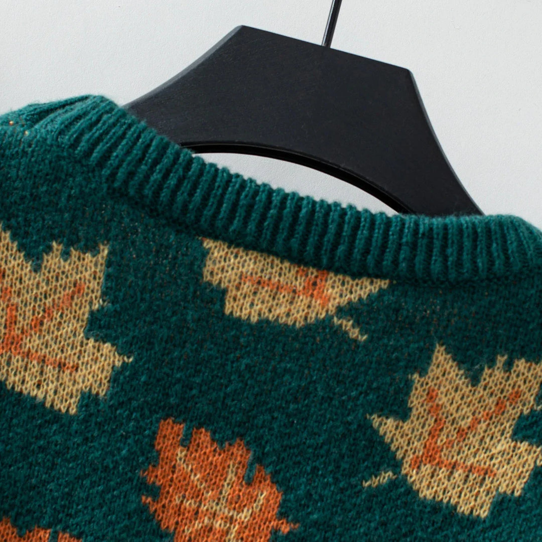 Kuscheliger Pullover mit Herbstlaub